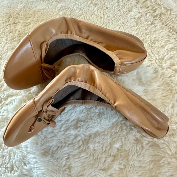 Talaria tan women’s flats size 7 excellent condition matching carrying case - Picture 6 of 8